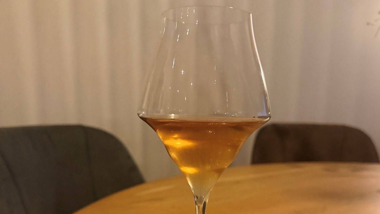 De kelk van het Josephine No. 4 champagneglas met de goudbruine champagne uit 1979