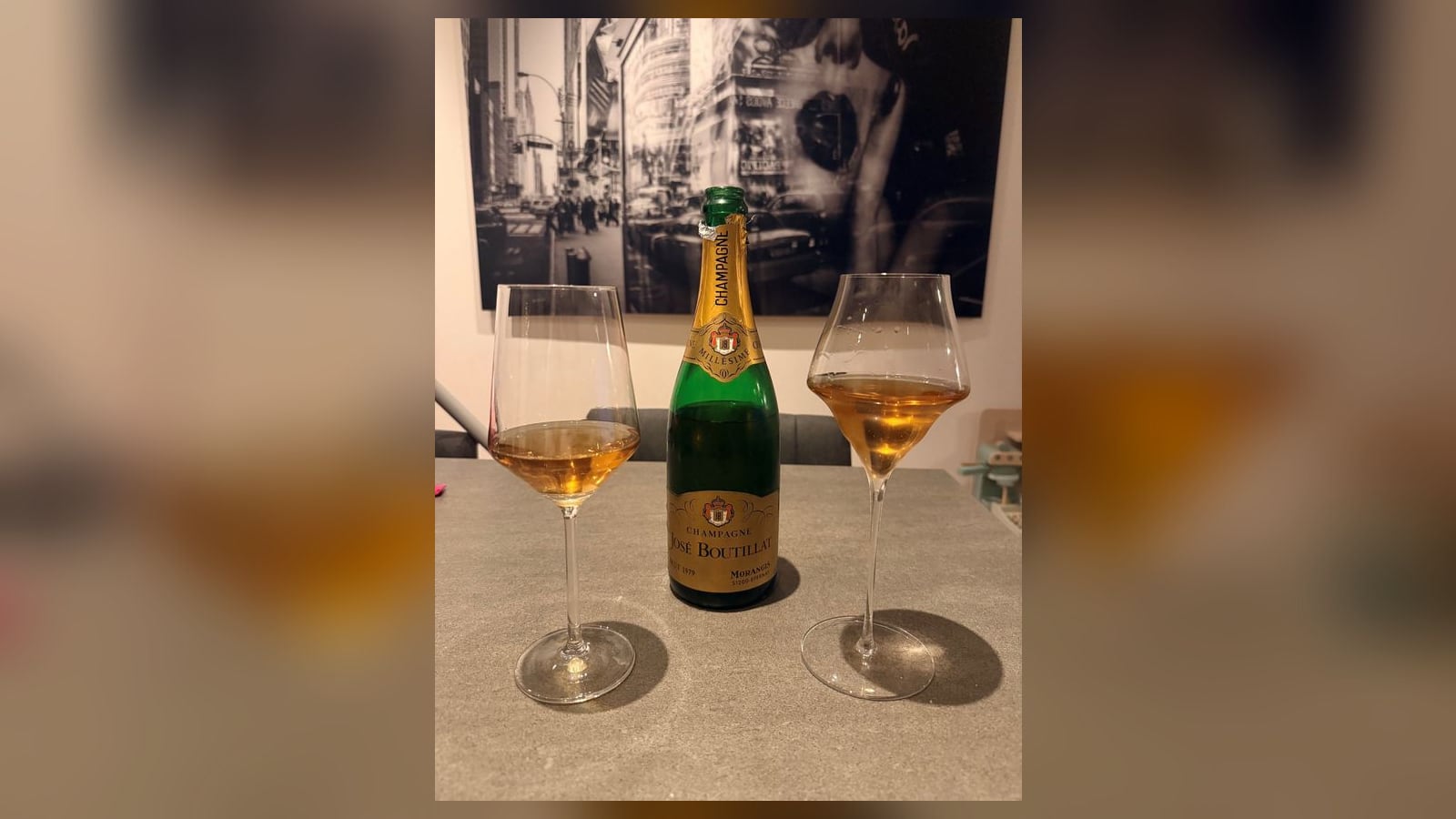 De proefopstelling: wittewijnglas, fles José Boutillat 1979 en het Josephinenhütte-glas naast elkaar op tafel